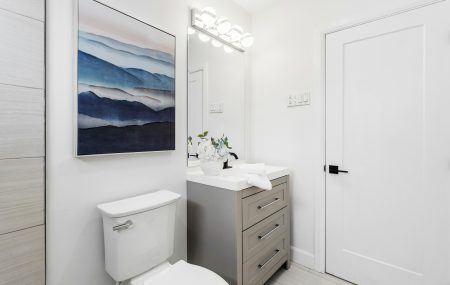 Clever ways to make a small bathroom look bigger – light doors are worth mentioning here