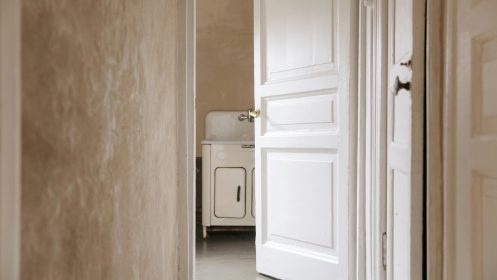How to oil a door?